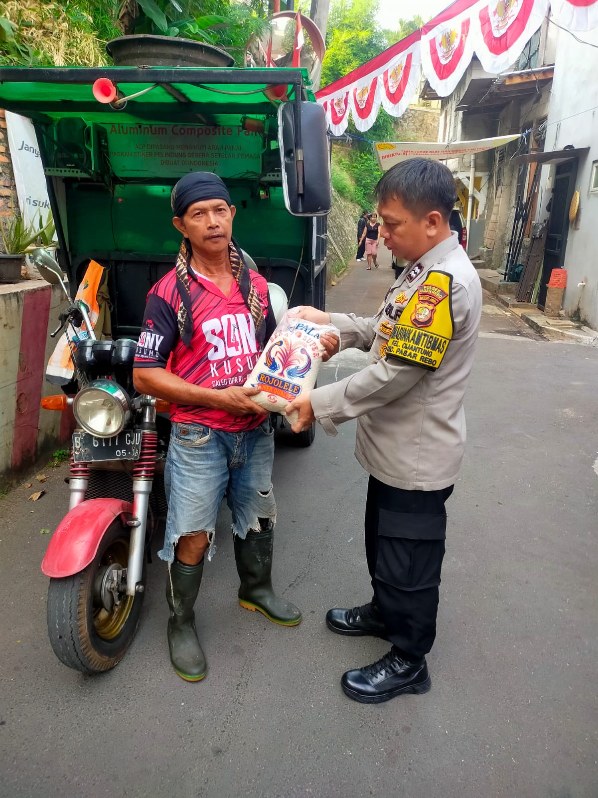 Bhabinkamtibmas cooling system, berikan beras ke warga kurang mampu